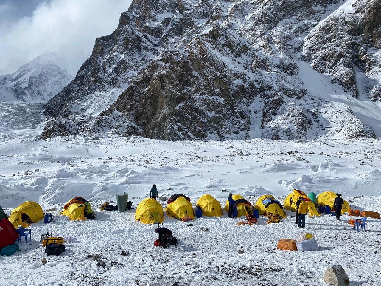 Команда Seven Summit Treks в базовом лагере восьмитысячника К2. 29 декабря