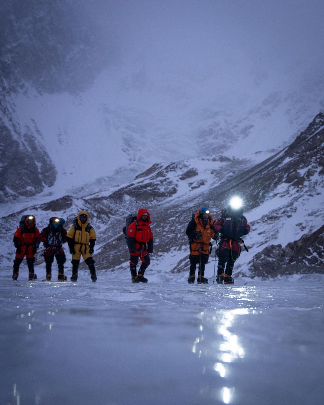 Команда Нирмала Пурджи (Nirmal Purja) на леднике у базового лагеря восьмитысячника К2