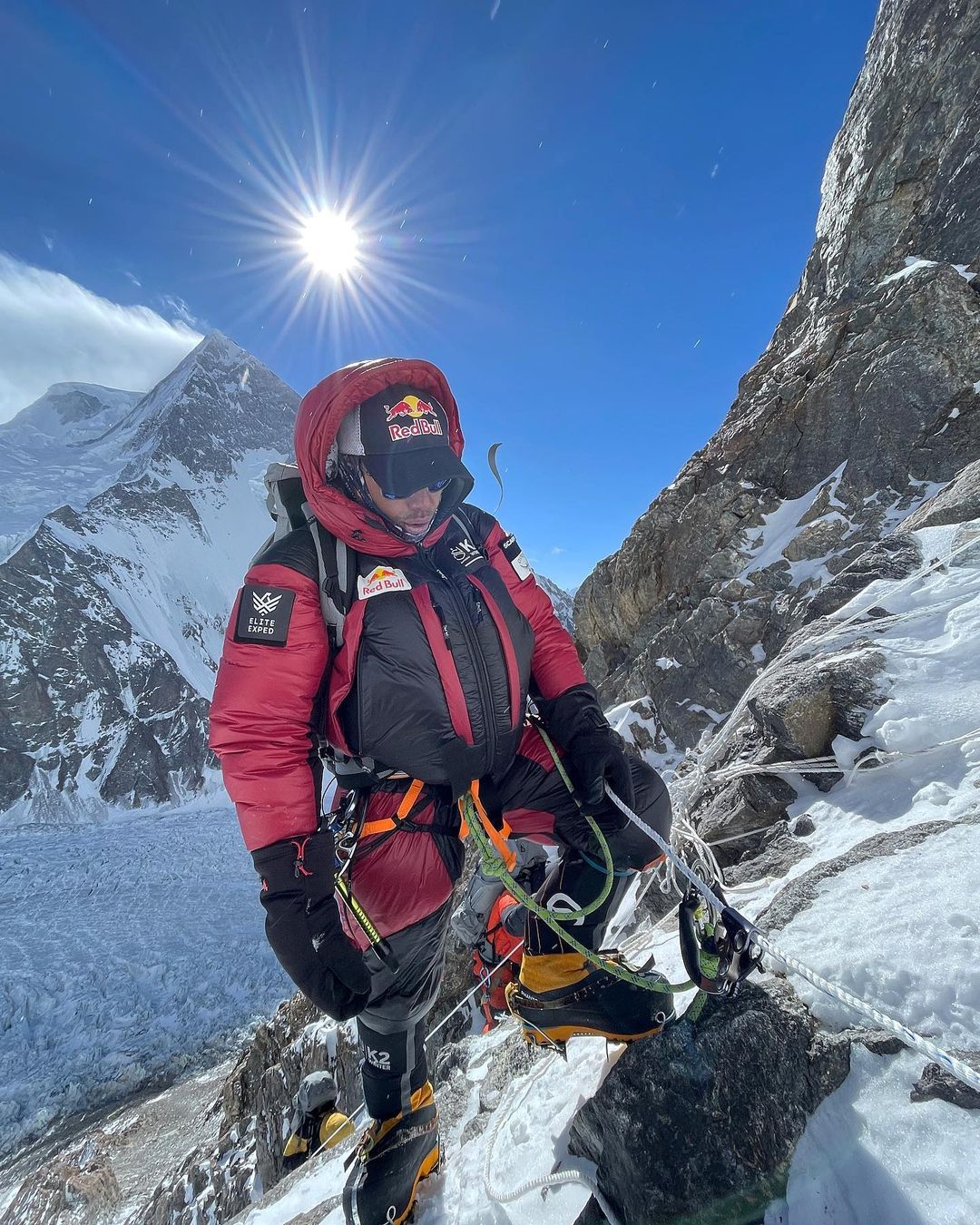Нирмал Пурджа (Nirmal Purja) в восхождении ко второму высотному лагерю. 10 января 2021 года