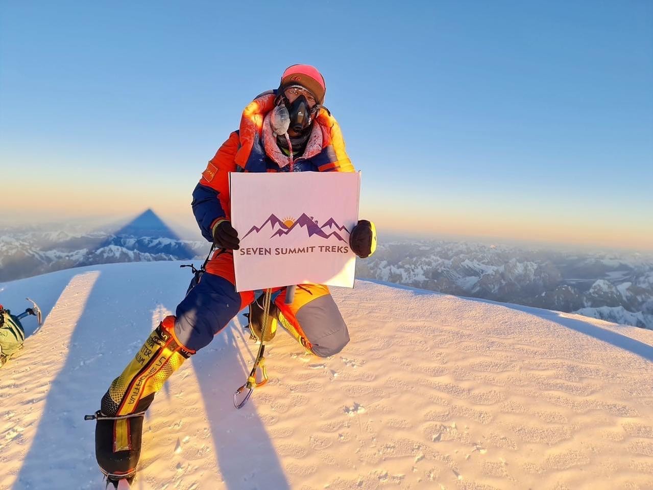 Сона Шерпа (Sona Sherpa) на вершине восьмитысячника К2. 16 января 2021 года