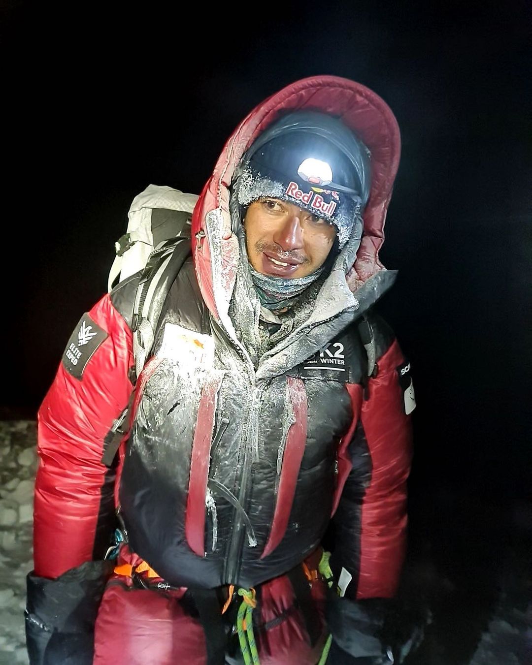 Нирмал Пурджа (Nirmal Purja) на спуске с восьмитысячника К2 без кислородной маски. 16 января 2021