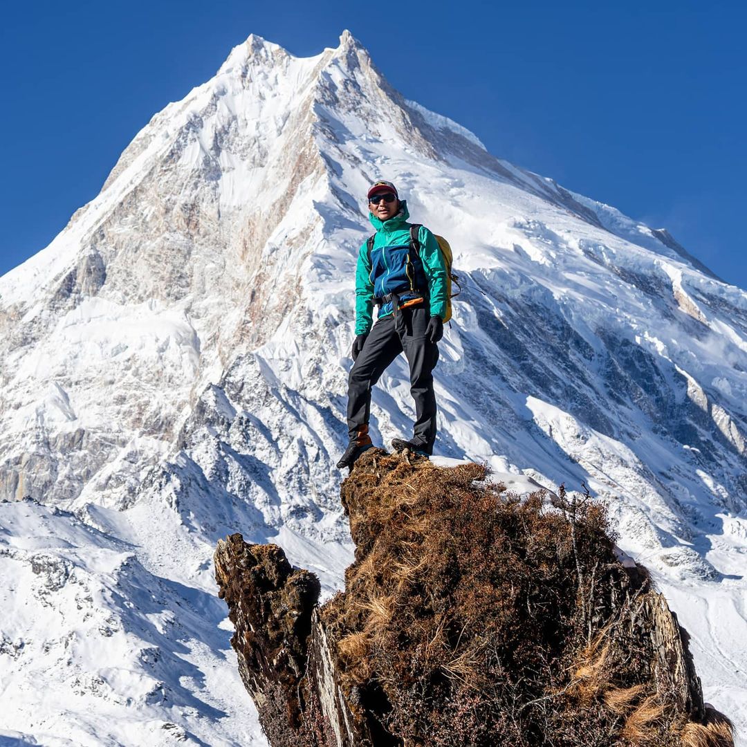 Тенжи Шерпа (Tenji Sherpa) на фоне восьмитысячника Манаслу. январь 2021