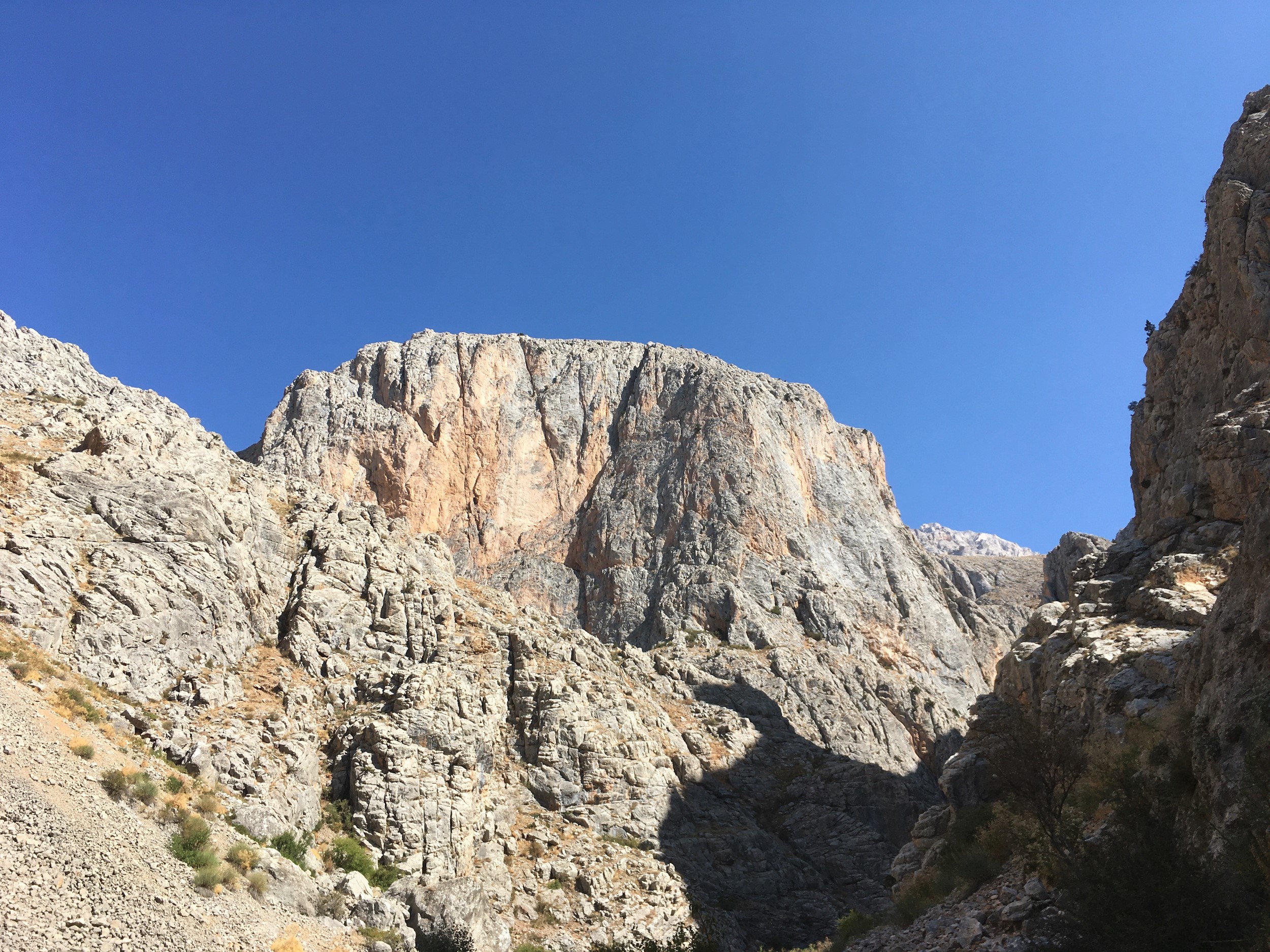 Каньйони зі скелелазними маршрутами. Фото thedovewithasmartphone