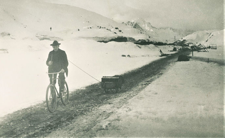 Велосипедист на Аляске, 1899 год.