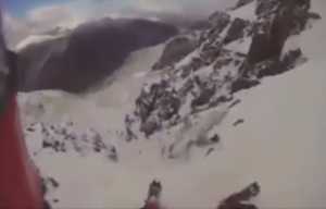 Опасности больших гор: экшн-камера запечатлела срыв и падение альпиниста 