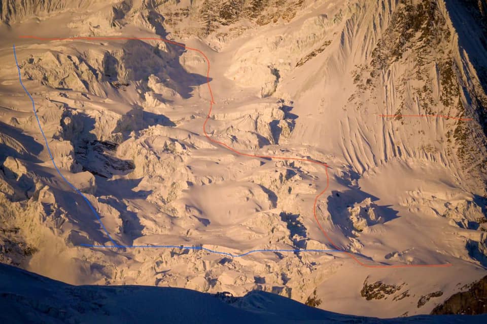 синяя линия - изначальный план восхождения. красная линия - вариант обхода ледовой трещины в восхождении на Манаслу. январь 2021 года