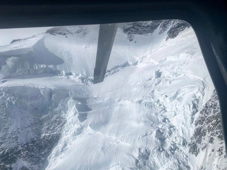 7 февраля два специальных вертолета совершили облёт склона горы, поднявшись до отметки 7800 метров (предельная высота полета).