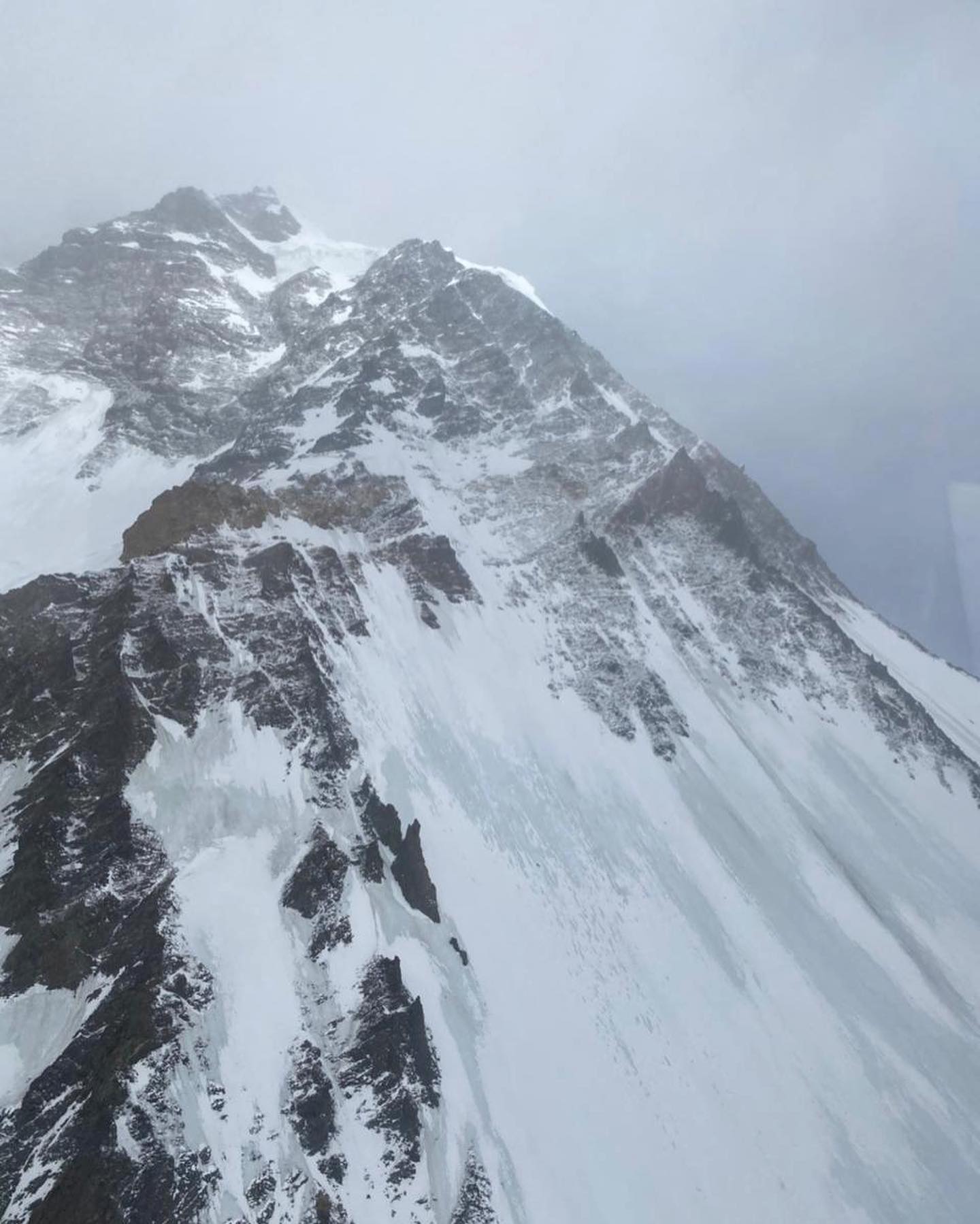 8 февраля состоялся третий облет горы К2 спасателями. Фото Chhang Dawa Sherpa