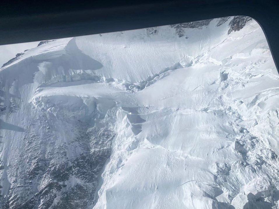 7 февраля два специальных вертолета совершили облёт склона горы, поднявшись до отметки 7800 метров (предельная высота полета).