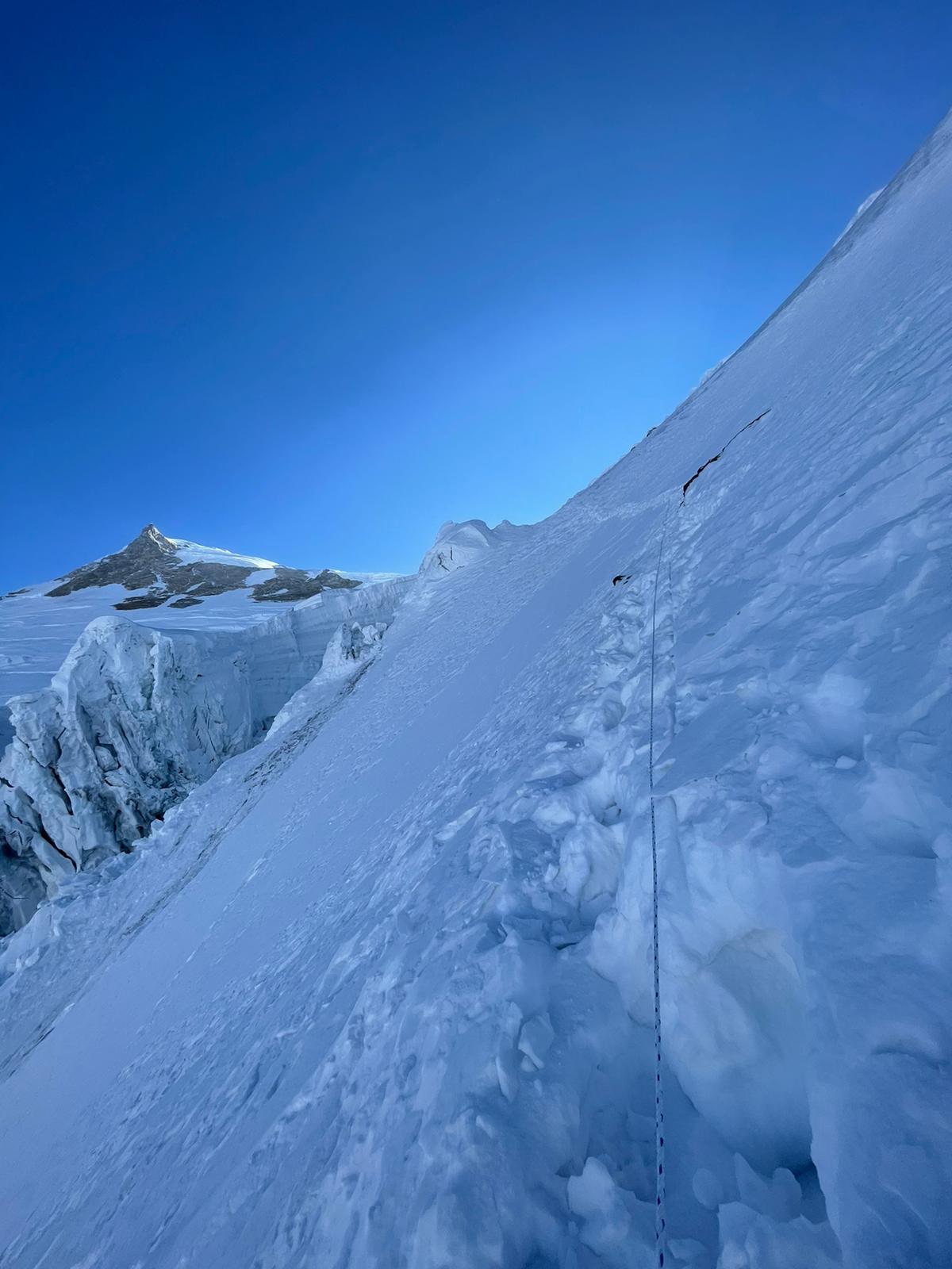 Симоне Моро (Simone Moro) - в поисках пути через ледовую трещину. Фото Simone Moro