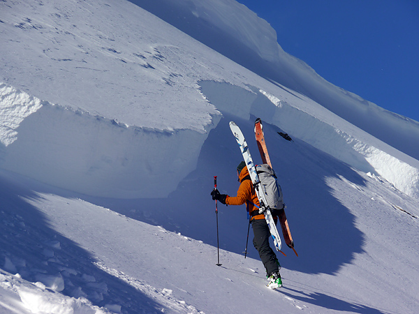 Лыжник приближается к огромной снежной плите, высеченной со склона горы сходом лавины. Фото: Snowbrains