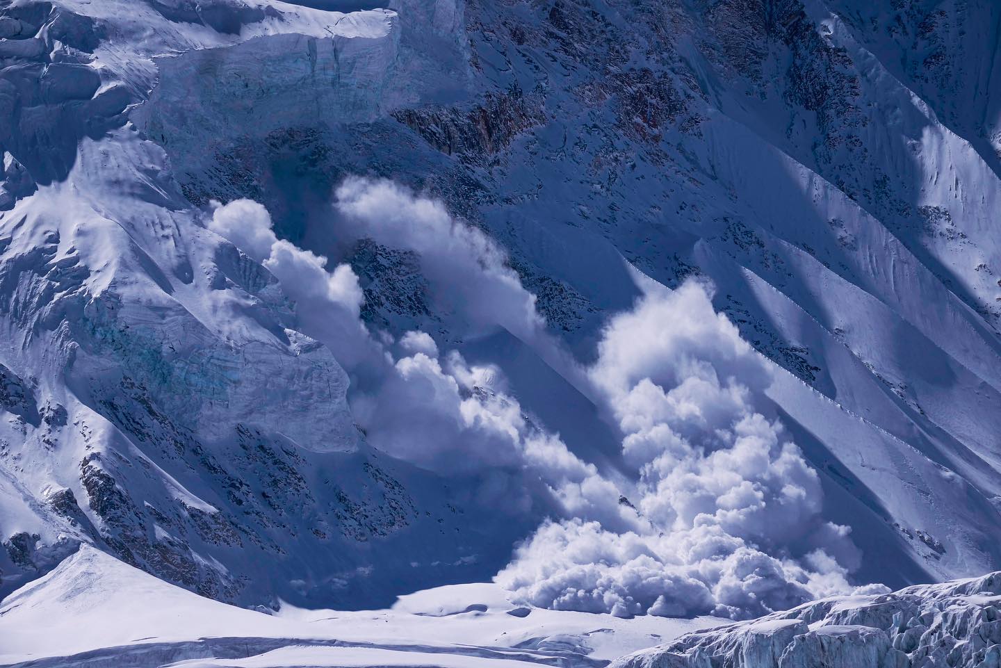небольшая лавина на слоне горы. Фото Alex Txikon