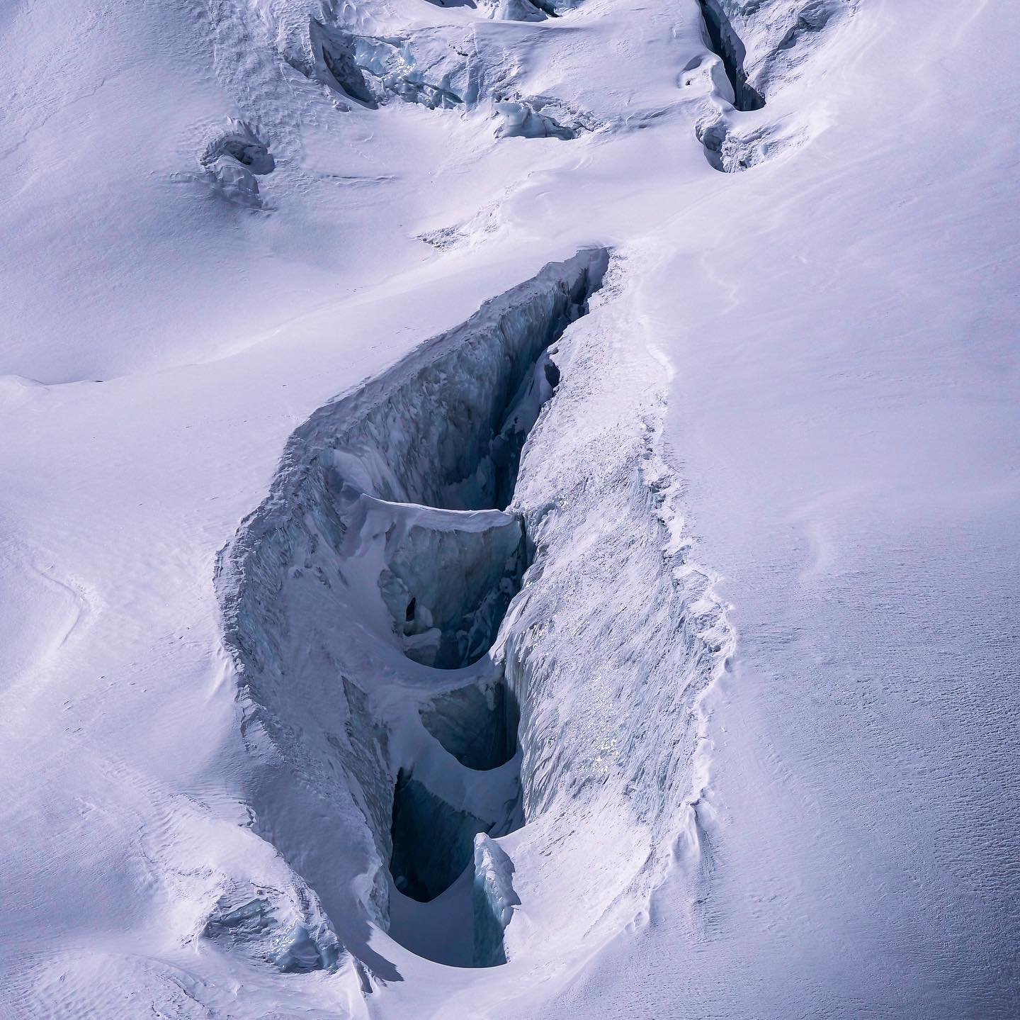 Одна из ледовых трещин на восьмитысячнике Манаслу. Фото Alex Txikon