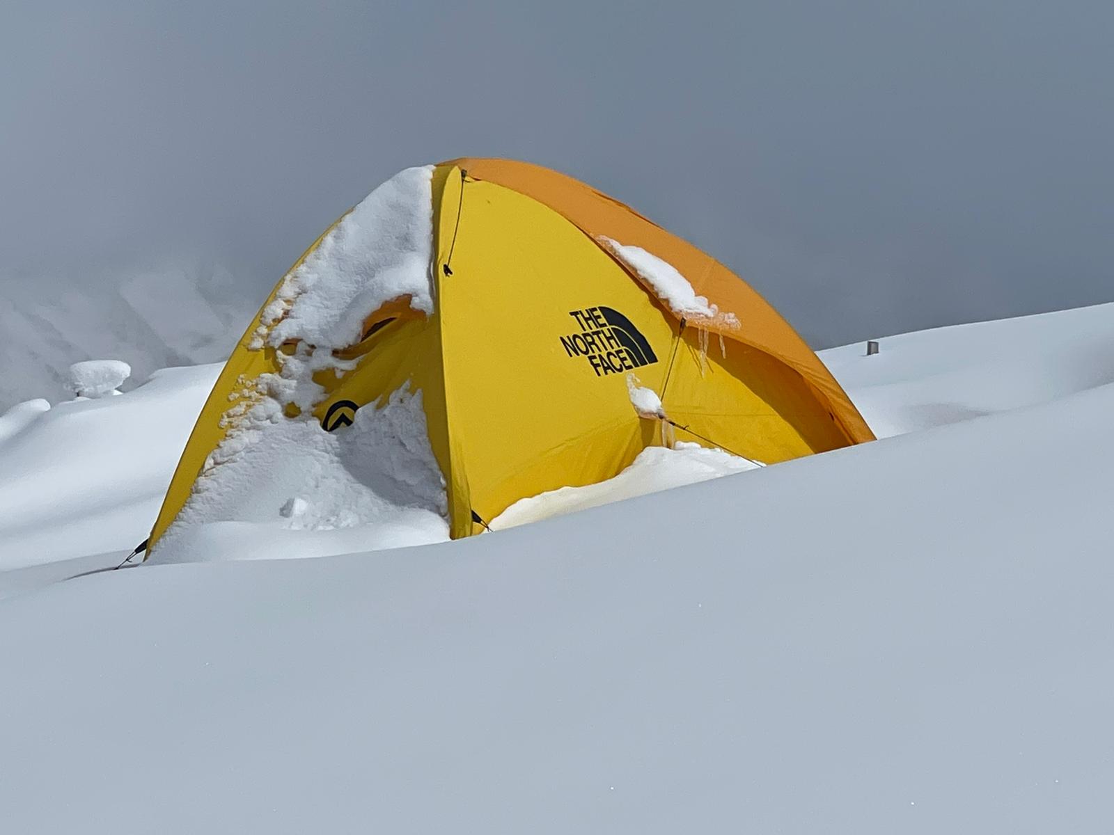 Палатка первого высотного лагеря на Манаслу. Фото Simone Moro