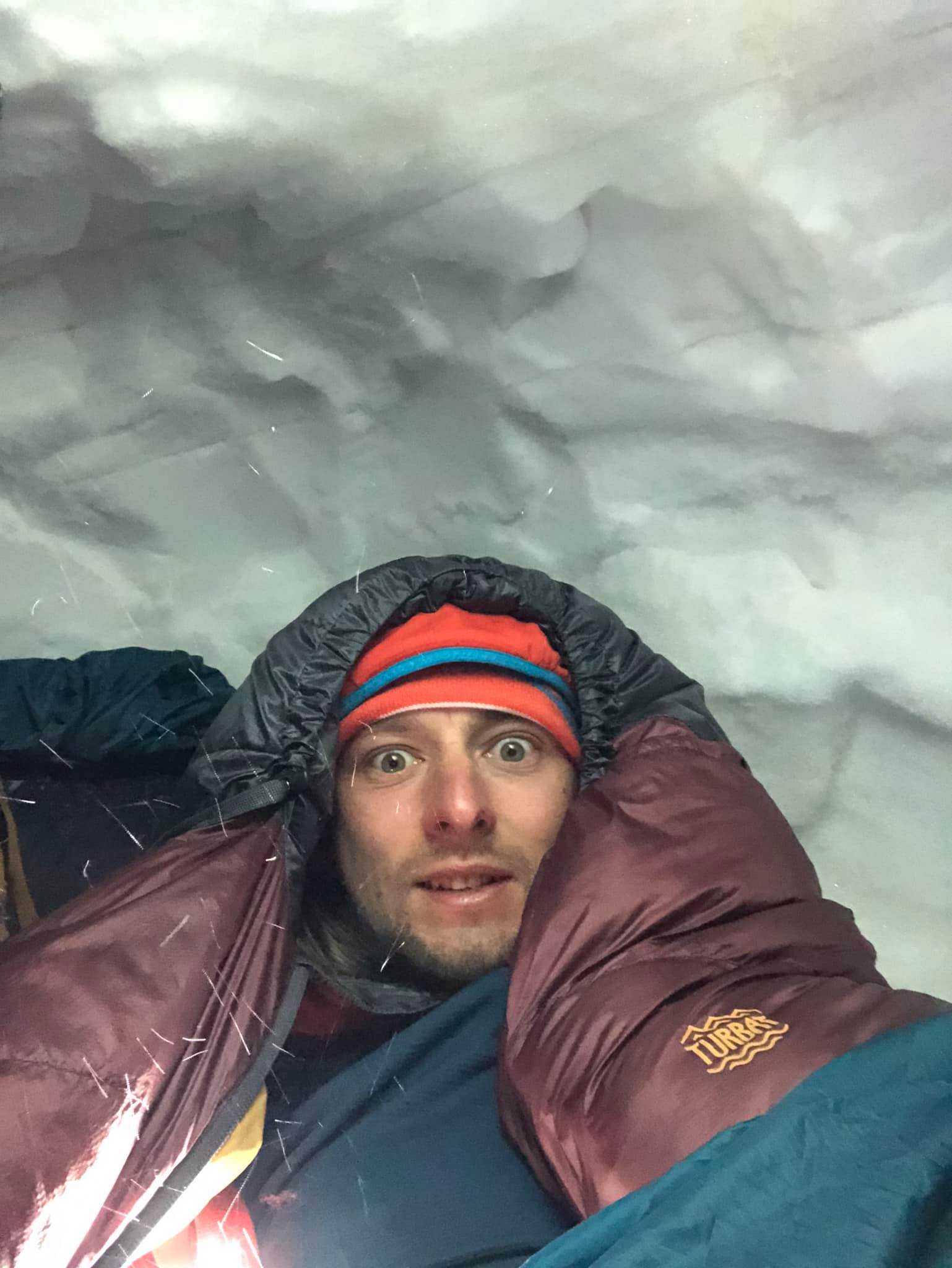 перша ночівля в сніговій печері на склоні гори Припір. Фото Ігор Магновський