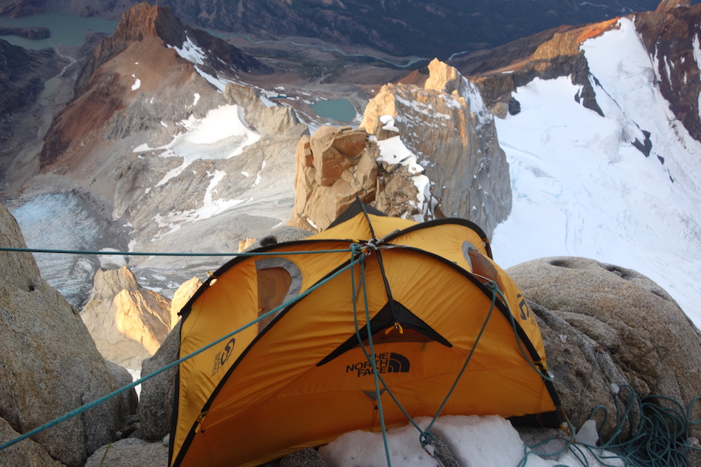 Одна из палаток Шона Виллануэва на траверсе массива Фицрой во время открытия маршрута "The Moonwalk Traverse” . Фото: Sean Villanueva O’Driscoll