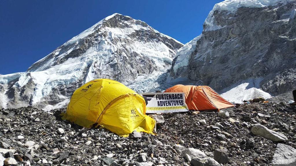 Палатки компании Furtenbach Adventures в базовом лагере Эвереста
