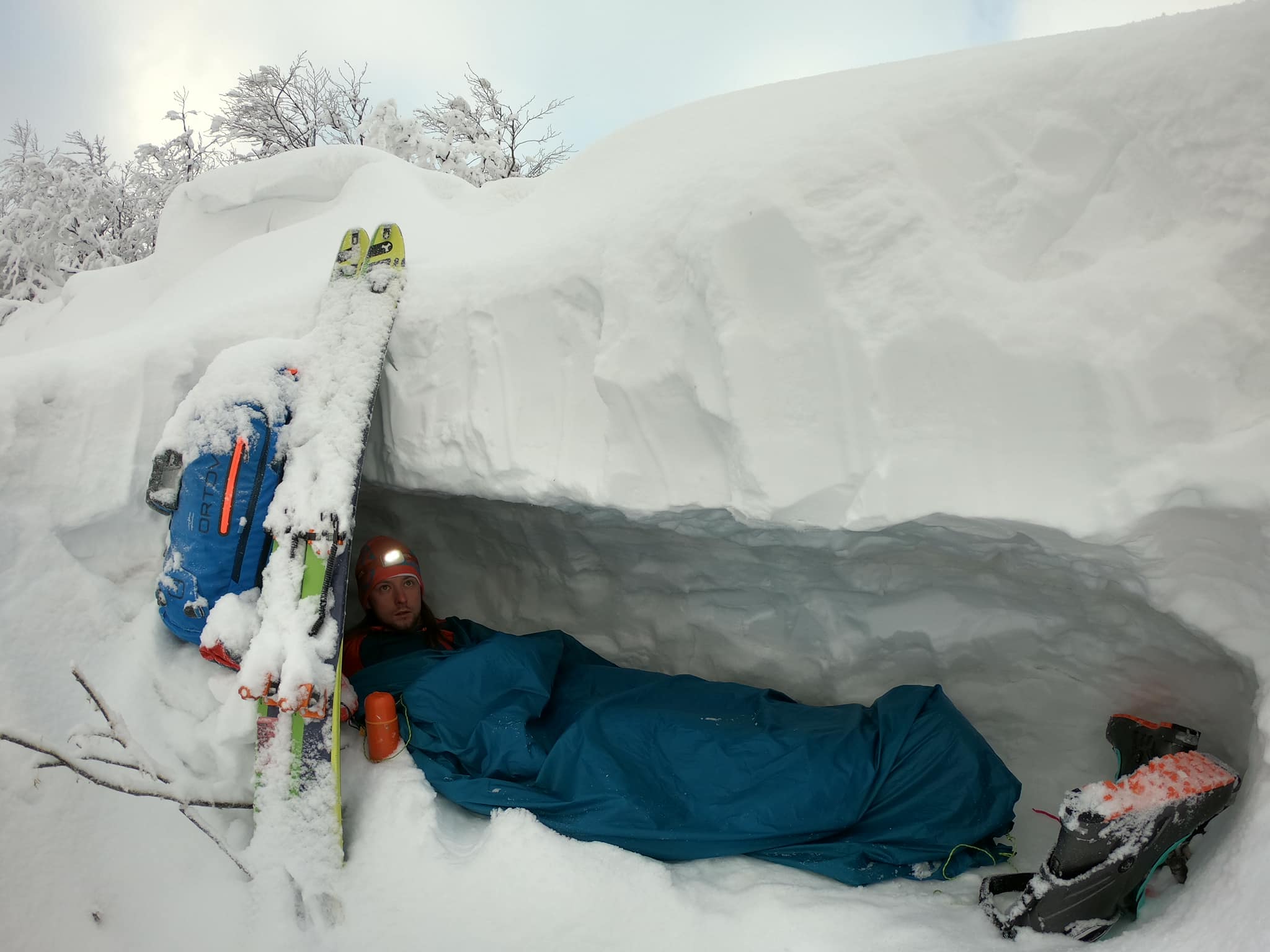 перша ночівля в сніговій печері на склоні гори Припір. Фото Ігор Магновський