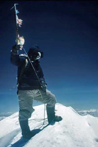 Тенцинг Норгей (Tenzing Norgay) на вершине Эвереста 29 мая 1953 года