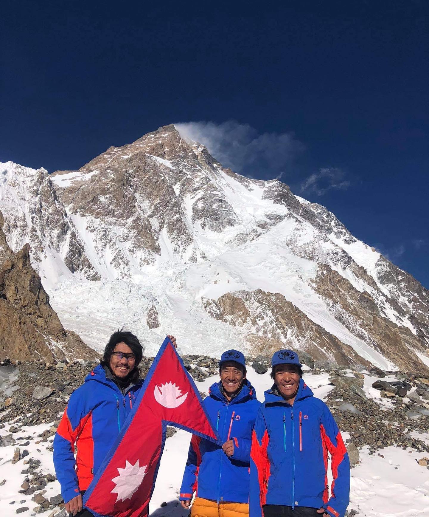 Мингма Галйе Шерпа (Mingma Gyalje Sherpa) - руководитель команды, Дава Тенцинг Шерпа (Dawa Tenzing Sherpa), Килу Пемба Шерпа (Kilu Pemba Sherpa) на фоне восьмитысячника К2