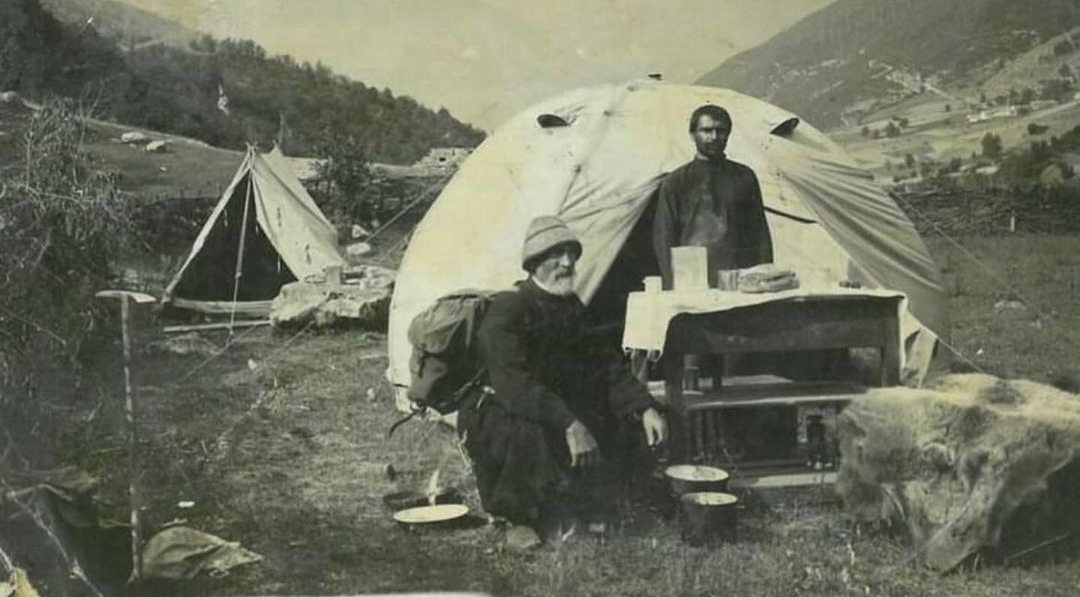 Муратбии Киболиани-Шамприани (на фото слева). Первый восходитель на гору Ушба южная.