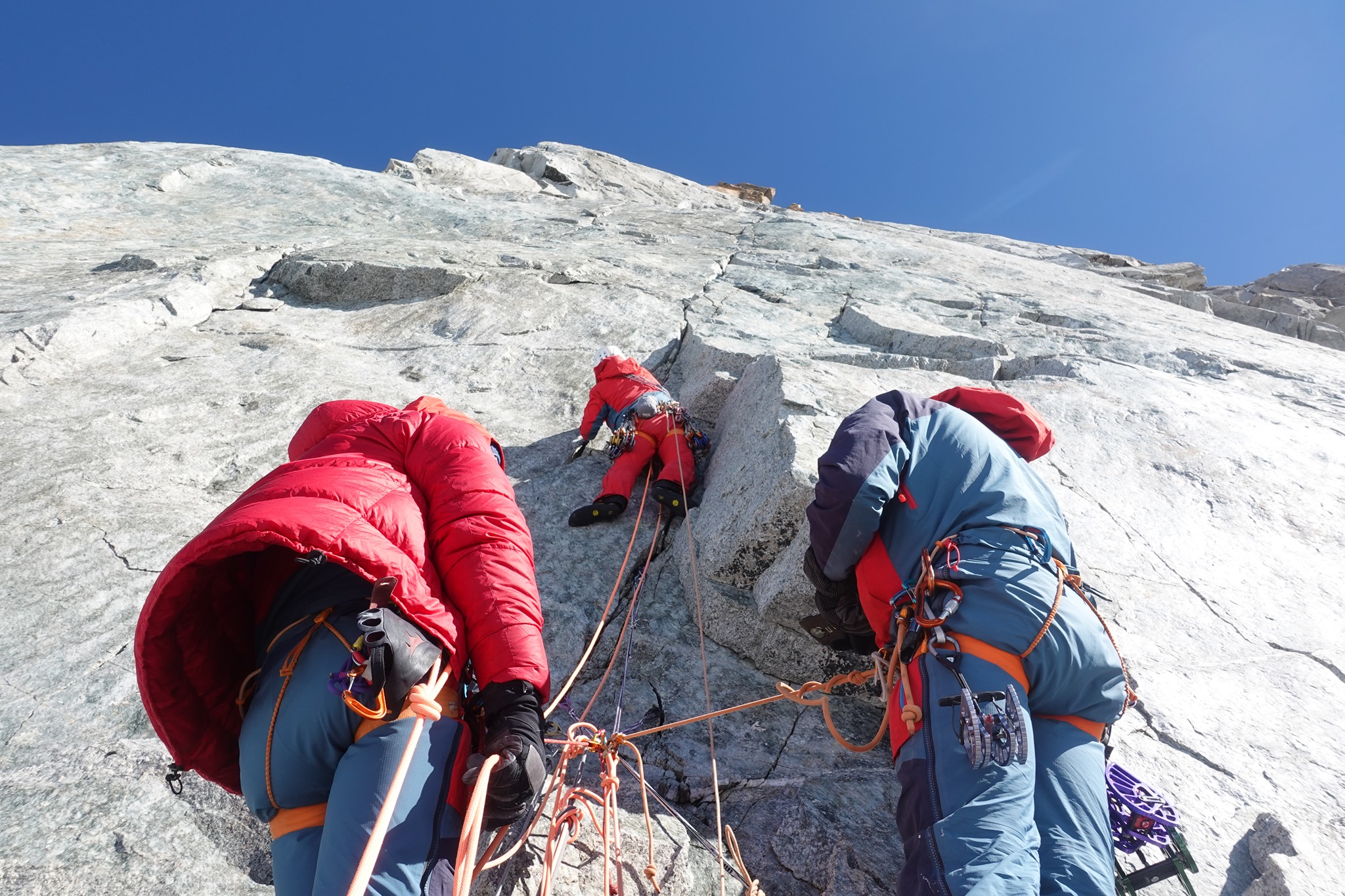 Французские альпинисты на маршруте "BASED" M8 +, 7a на вершину Пти-Дрю