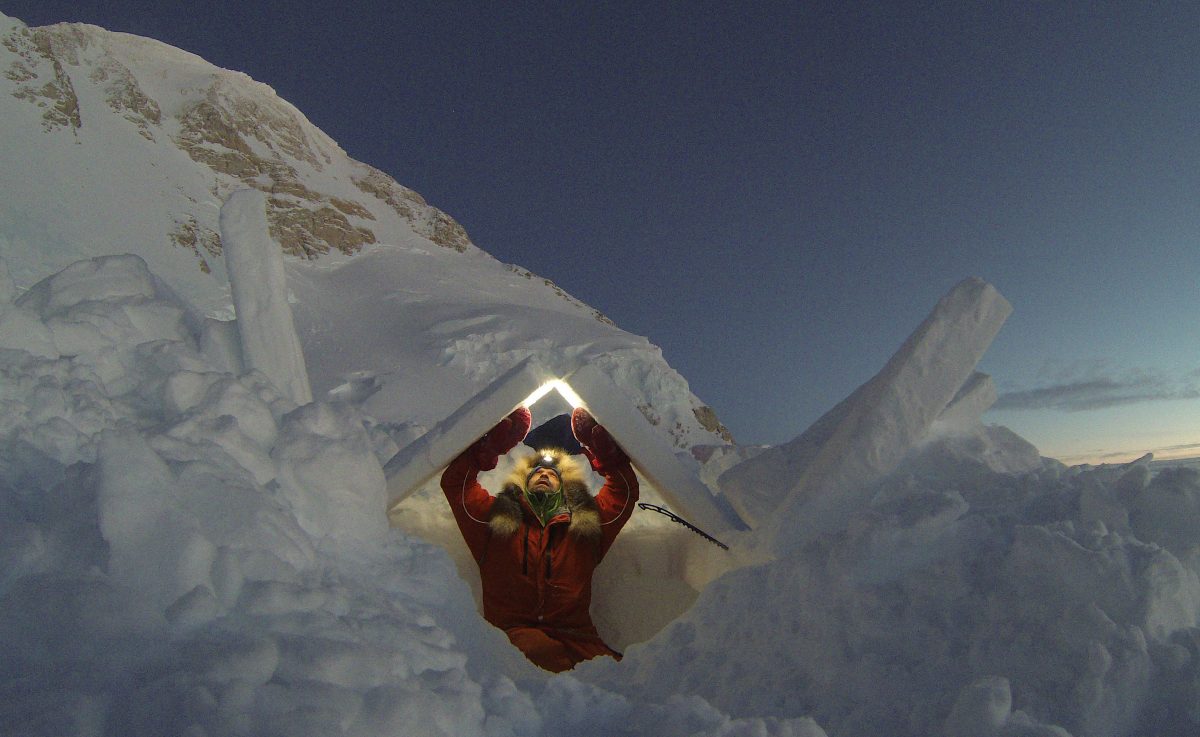 Лонни Дюпре (Lonnie Dupre) в снежной пещере на Денали в 2015 году