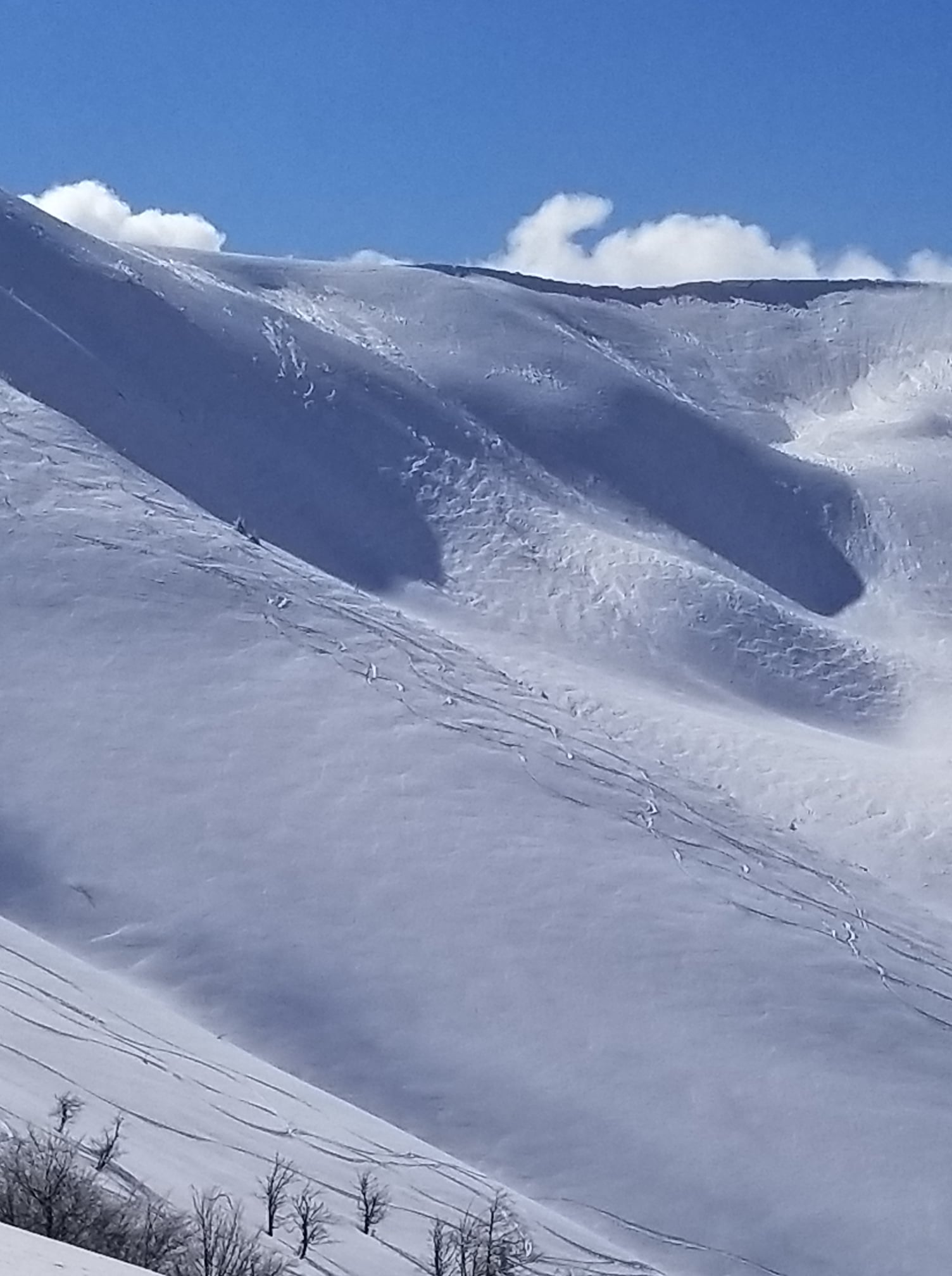 Карнизы. Вид снизу.Снег лег пластами и еле держится на склоне. Фото Евгений Чизмар