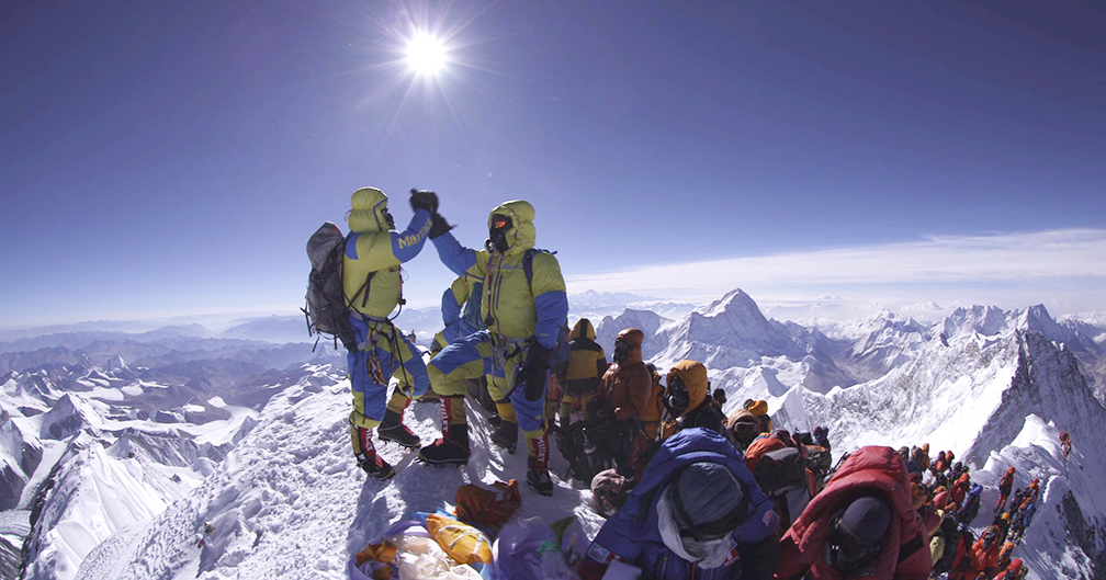 На вершине Эвереста. Фото Lukas Furtenbach/Furtenbach Adventures