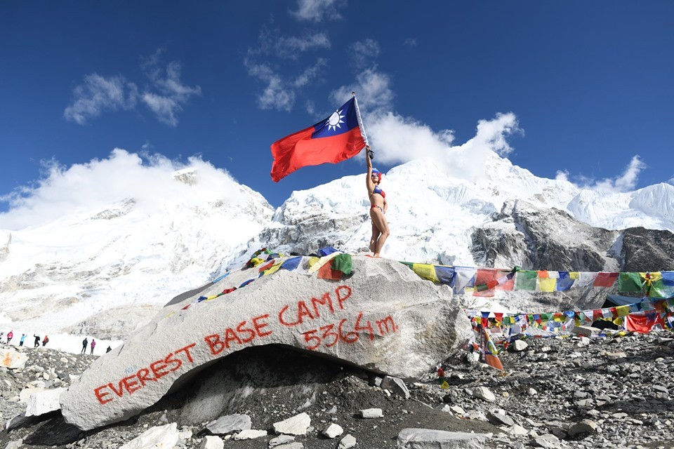 Альпинистка из Тайваня позирует на фоне Эвереста