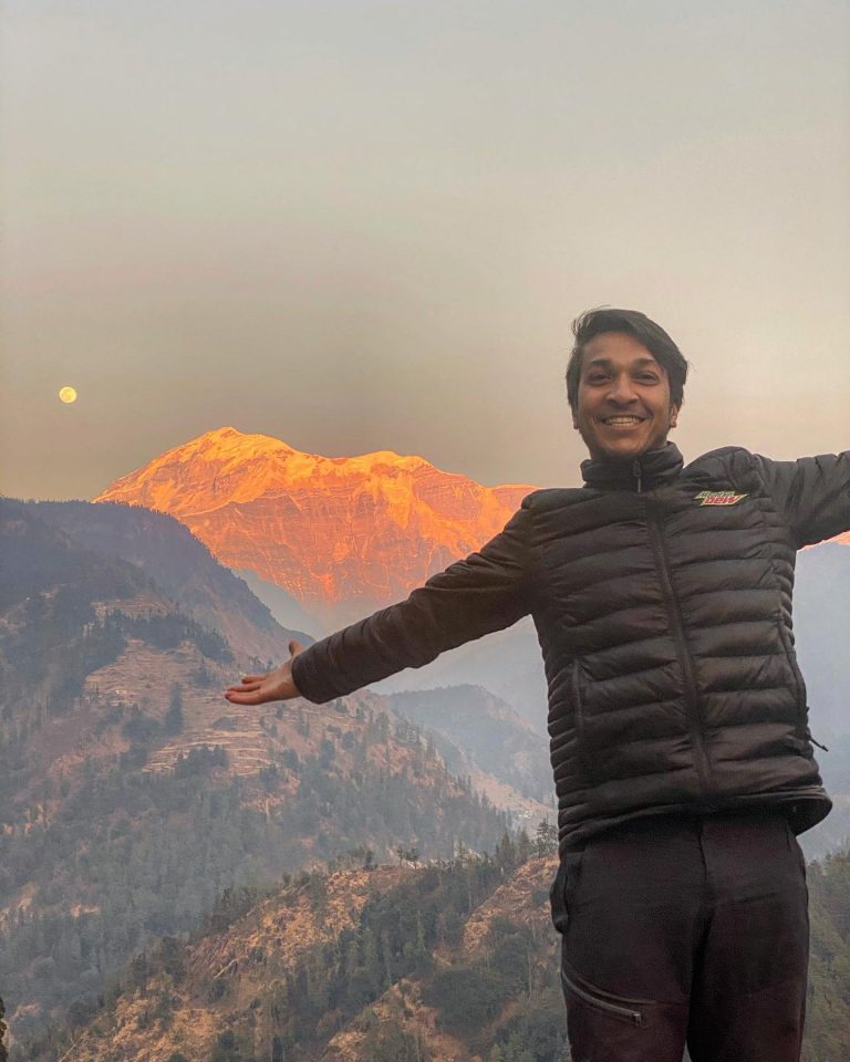 Арджун Ваджпа (Arjun Vajpai) на фоне горы Трисул (Trishul, 7120 м)