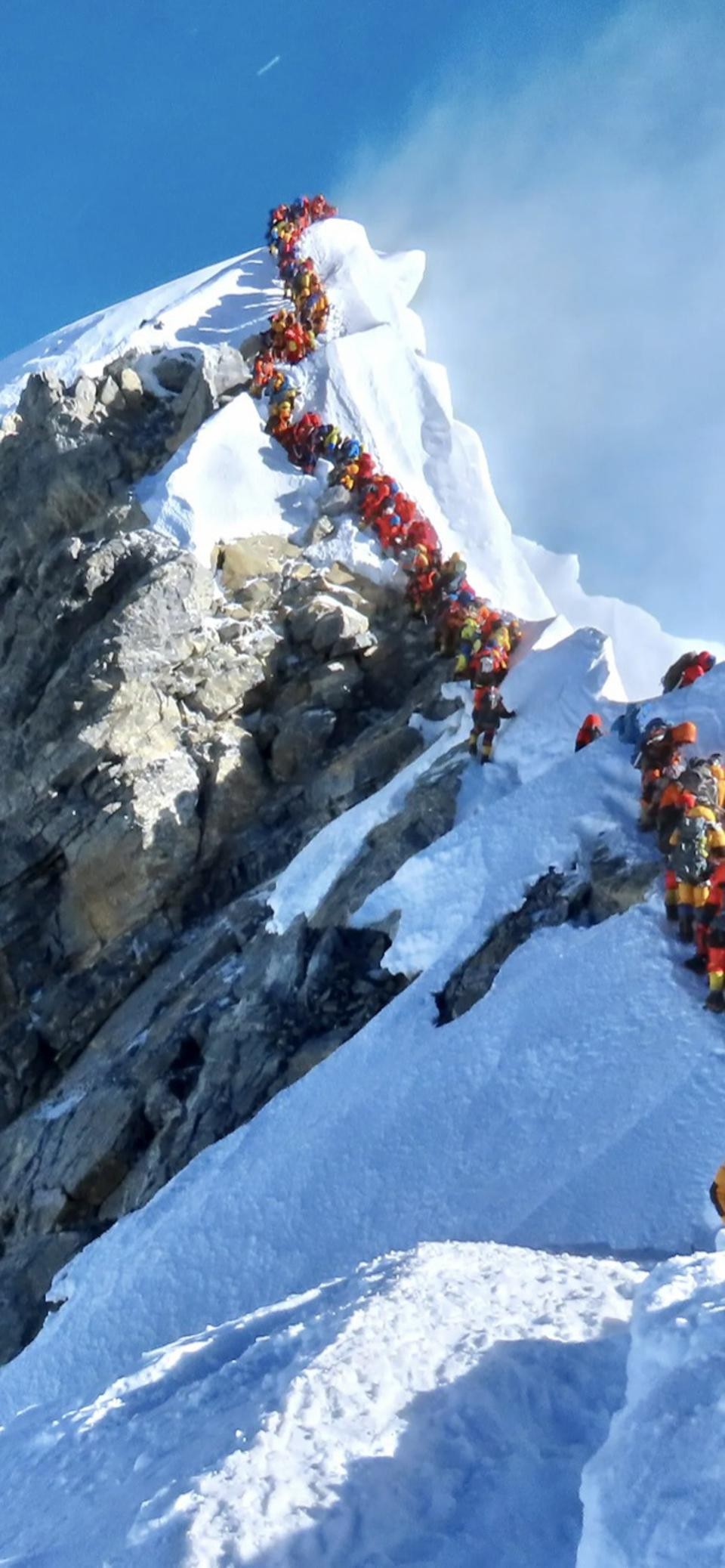 Очередь из альпинистов возле вершины Эвереста. 22 Мая 2019 г. Фото Nirmal Purja
