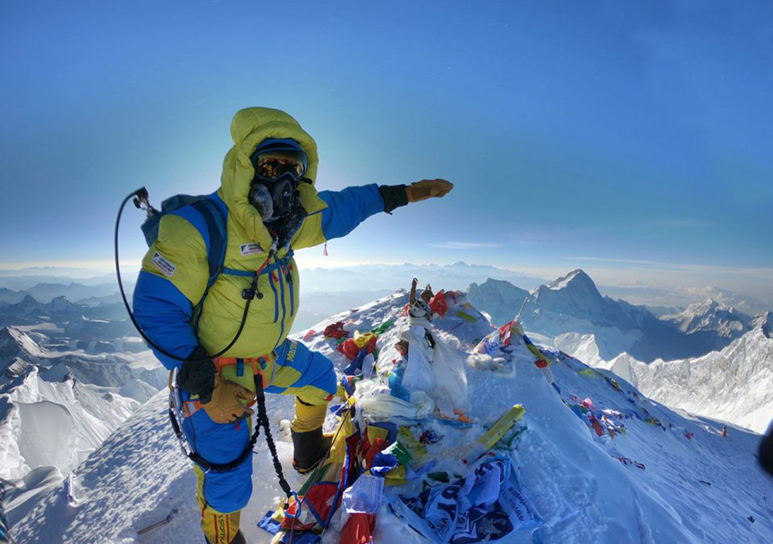 Гид команды Furtenbach Adventures, Луис Штитцингер (Luis Stitzinger) на вершине Эвереста в 2019 году