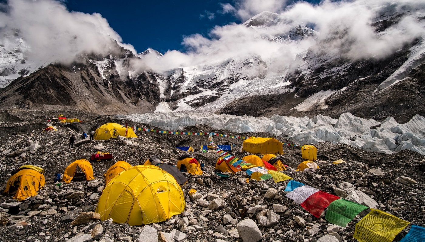 Базовый лагерь Эвереста. 2019 год. фото Frank Bienewald/LightRocket/Getty)