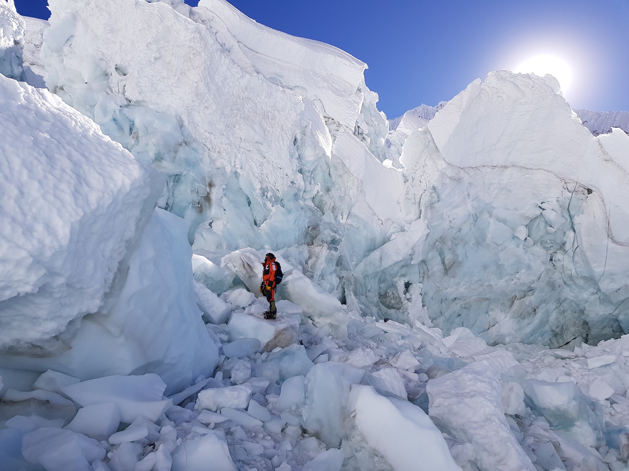 Алекс Тикон (Alex Txikon) на ледопаде Кхумбу на стандартном маршруте на Эвересте. Фото Alex Txikon