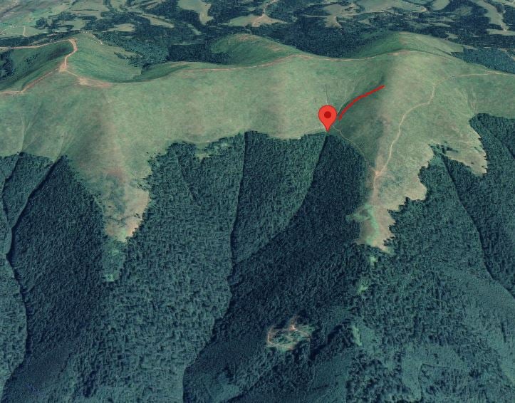 Место обнаружения тела Алексея на слоне гору Магура. Красная линия - предполагаемая линия падения