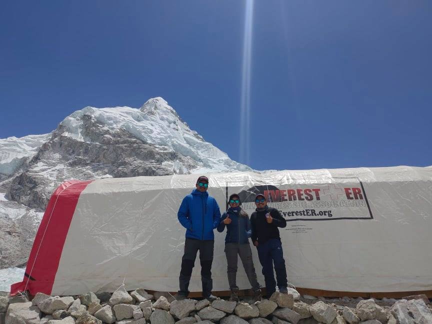 Клиника добровольной медицинской бригады Гималайской ассоциации спасателей оказывает бесплатную медицинскую помощь всем в базовом лагере Эвереста. Фотография: Everest ER