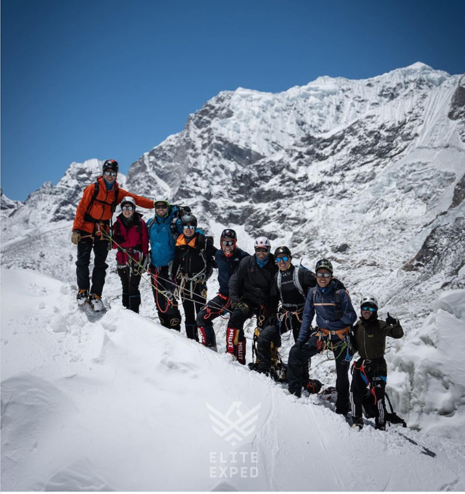 команда Нирмала Пурджи на ледопаде Кхумбу на Эвересте. апрель 2021. Фото Nirmal Purja