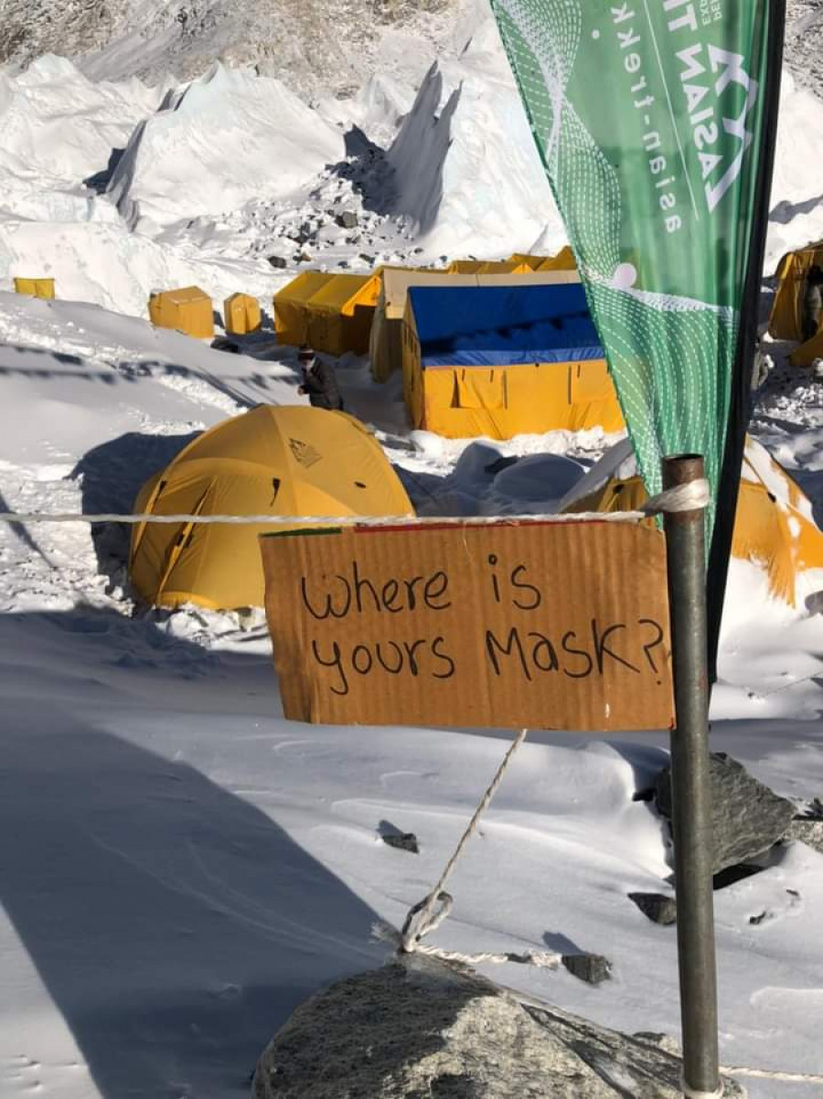 Фото из базового лагеря Эвереста