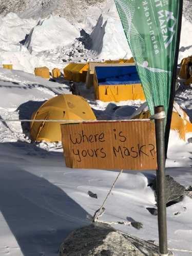 Фото из базового лагеря Эвереста