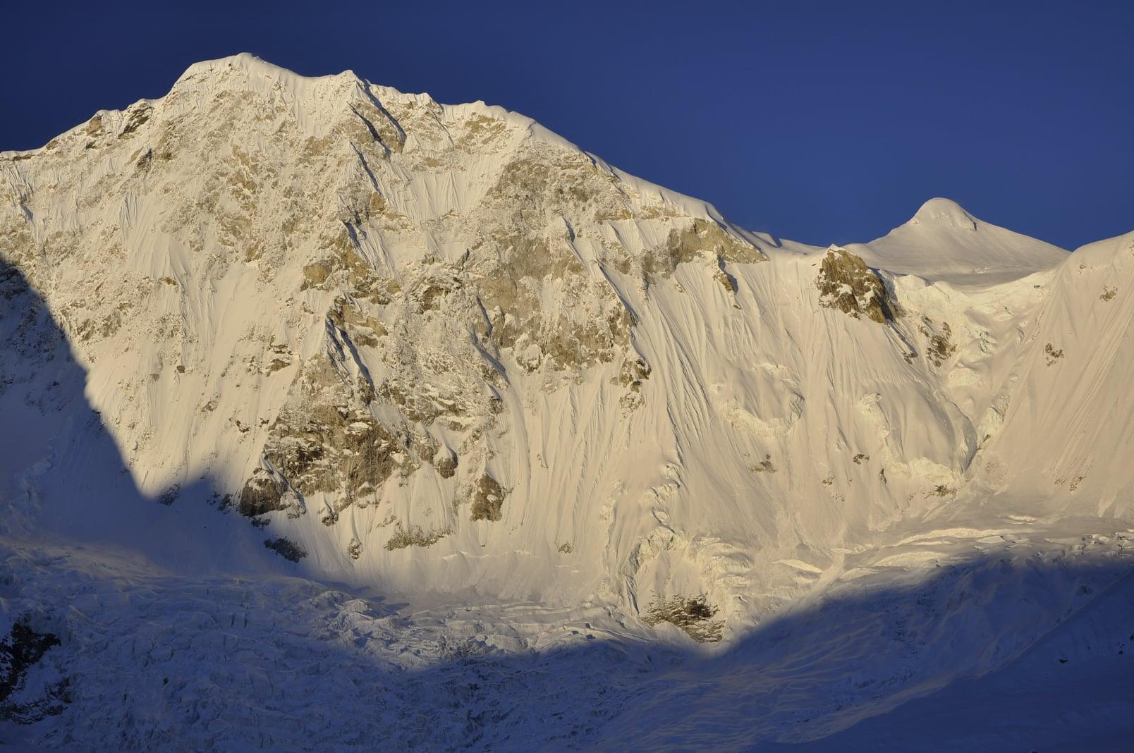 северо-западная стена горы Барунцзе (Baruntse) высотой 7129 метров. Фото Marek Holeček