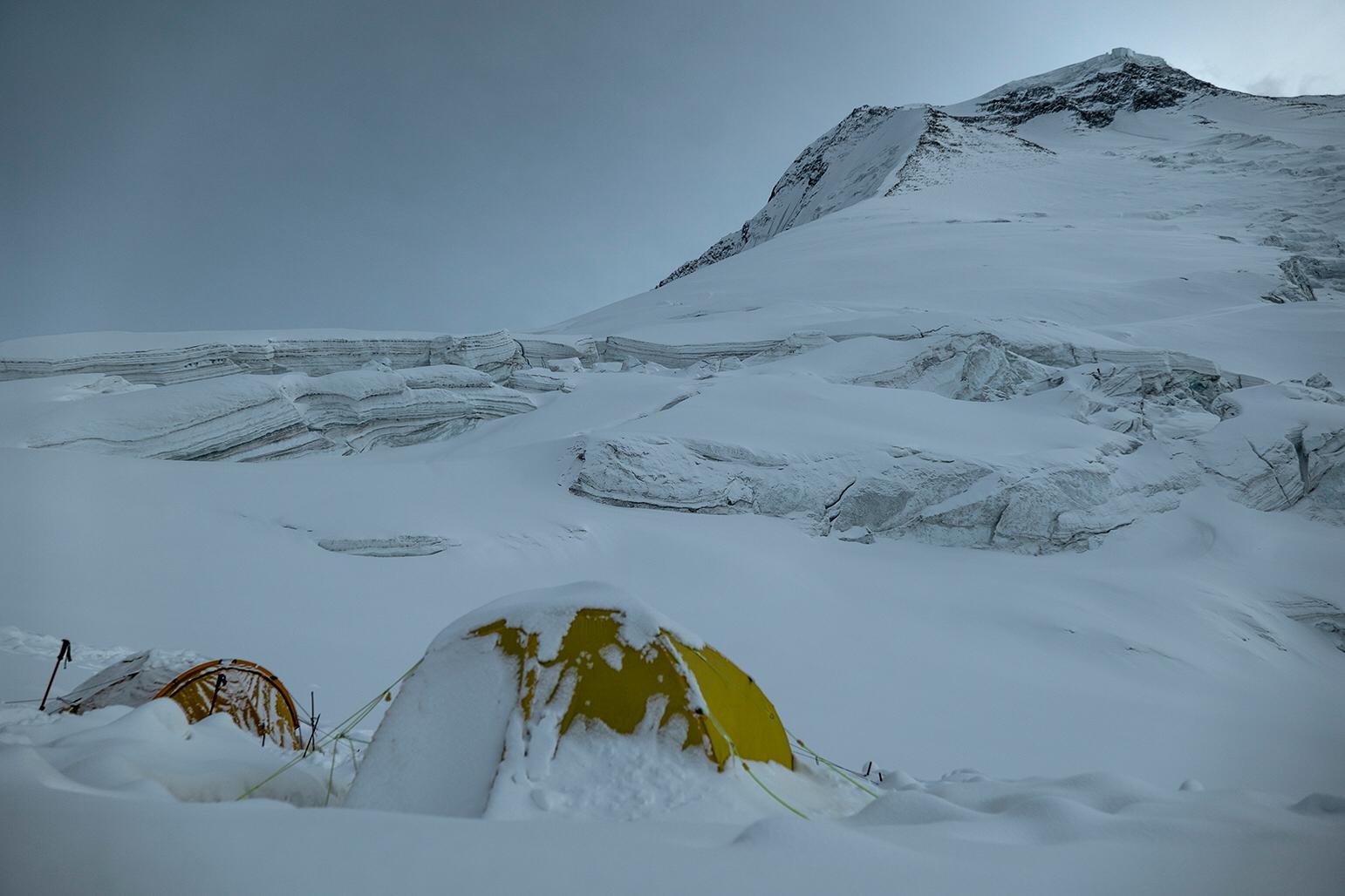 Дхаулагири. Первый высотный лагерь на отметке 5700 метров. Фото Carlos Soria