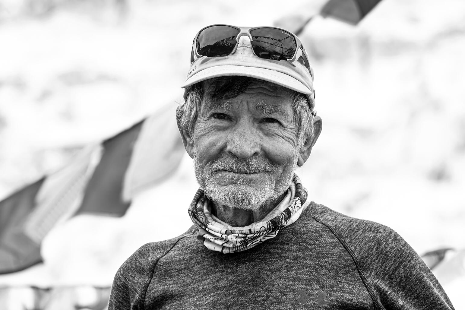 82-летний Карлос Сория (Carlos Soria) в базовом лагере Дхаулагири. Фото Carlos Soria