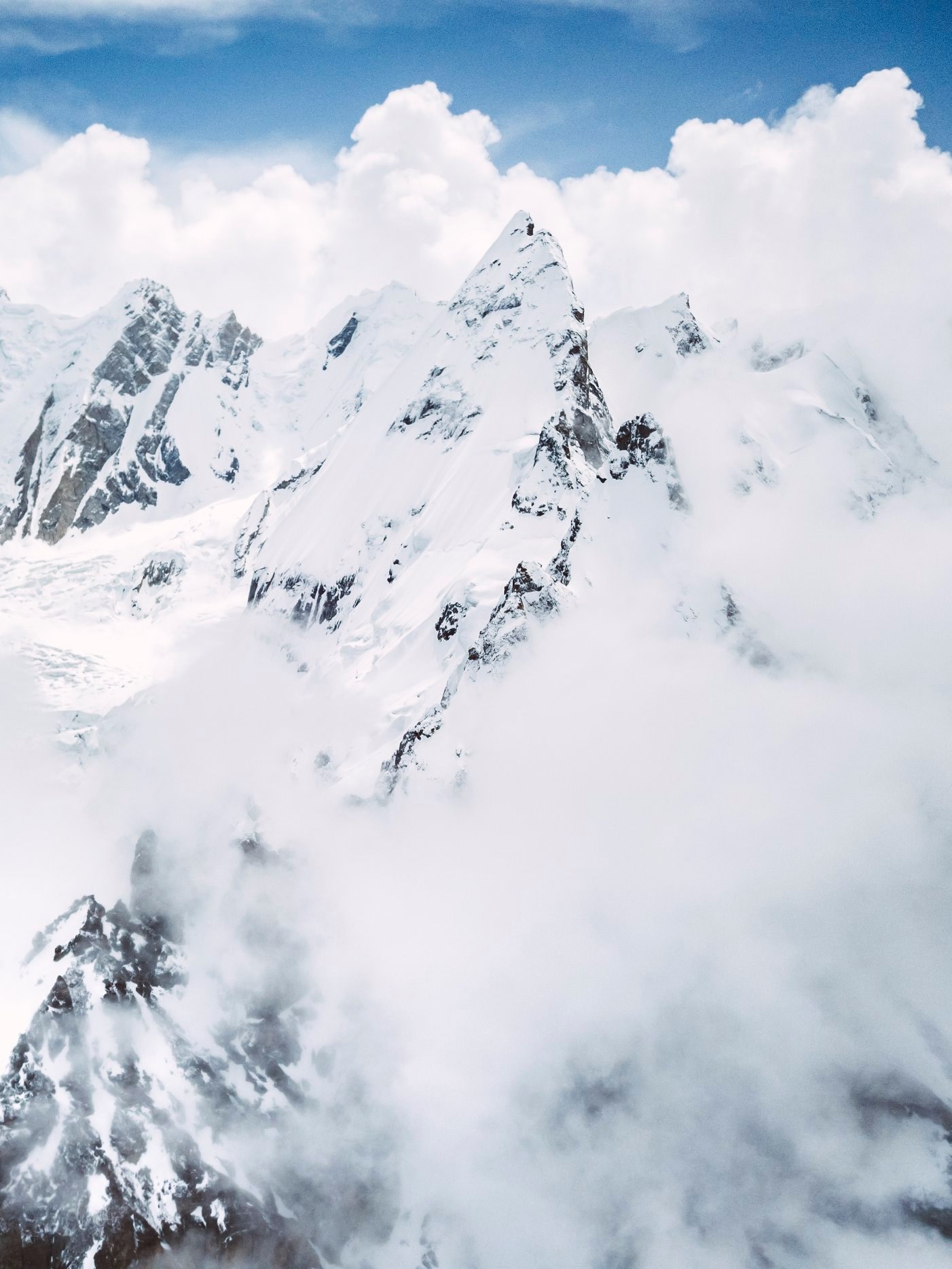 Лайла Пик (Laila Peak) высотой 6096 метров. Фото из базового лагеря команды Анджея Баргеля