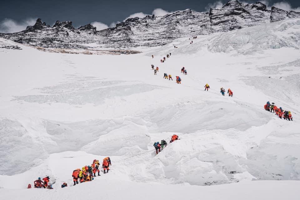 Альпинисты поднимаются к третьему высотному лагерю на Эвересте. 18 мая 2021. Фото Tashi Lakpa Sherpa