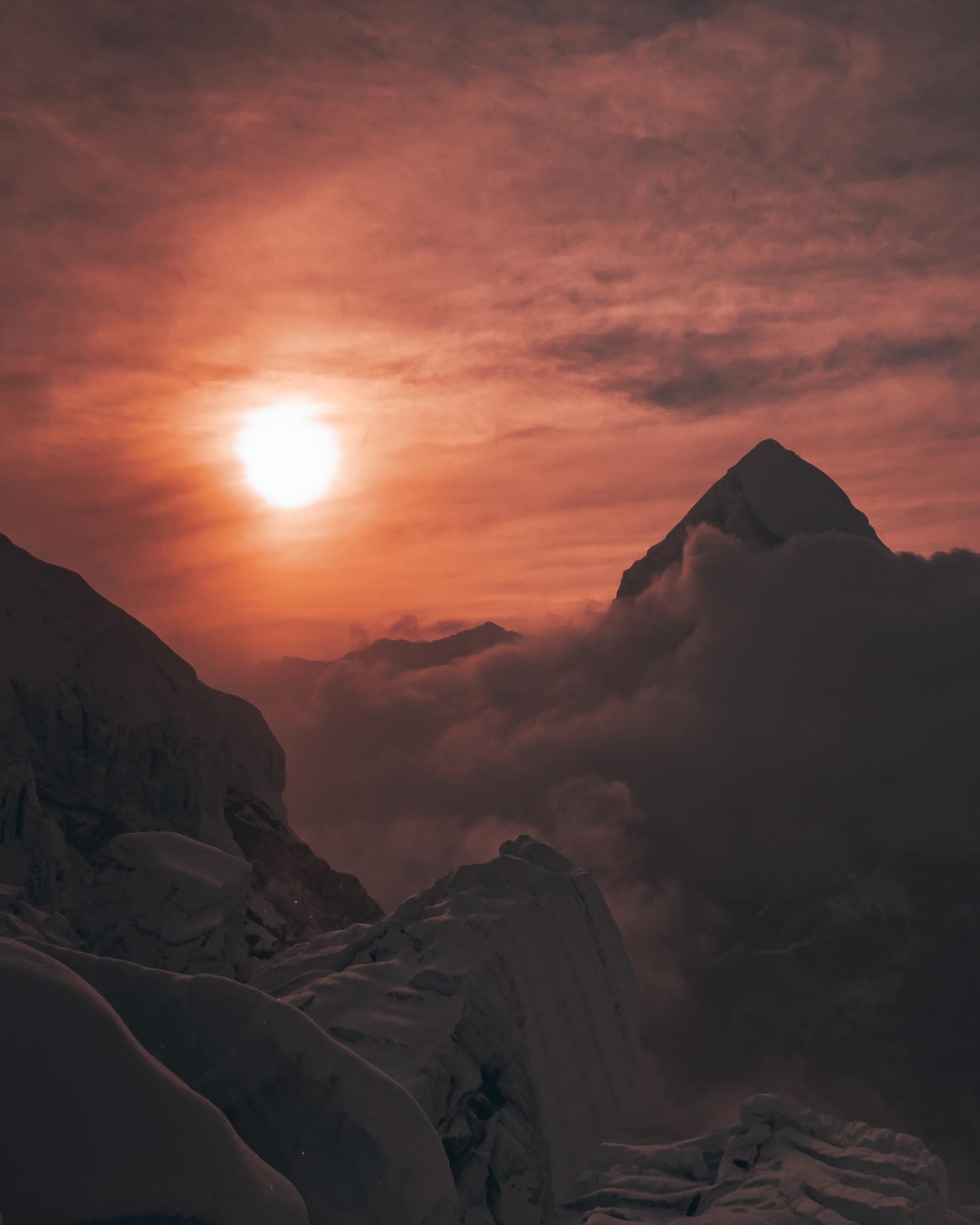 Волшебный свет заката на Ледопаде Кхумбу. Фото Elia Saikaly