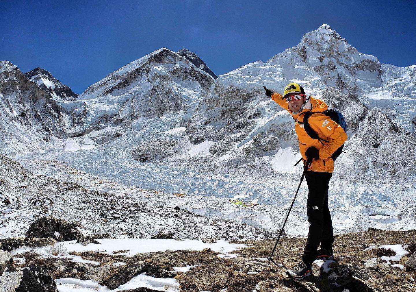 Дэвид Геттлер (David Göttler) на фоне Эвереста. Фото David Göttler