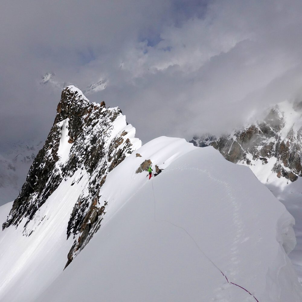  Биарчеди I (Biarchedi Peak) высотой 6810 метр. Отметка 5640 метров с которой команда ушла вниз из-за непогоды. Фото Ralf Dujmovits