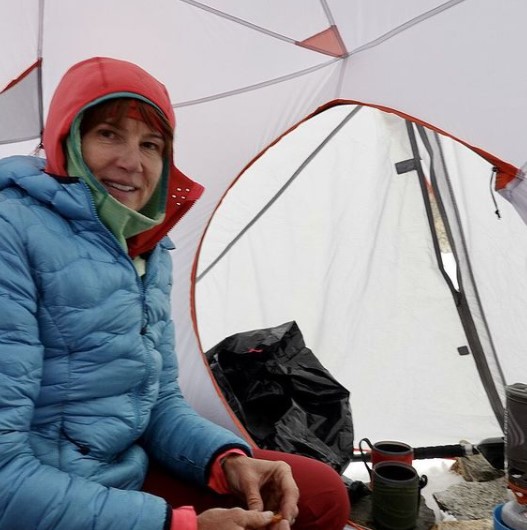 Ненси Хансен (Nancy Hansen) в палатке на перевале на отметке 5600 метров. Фото Ralf Dujmovits