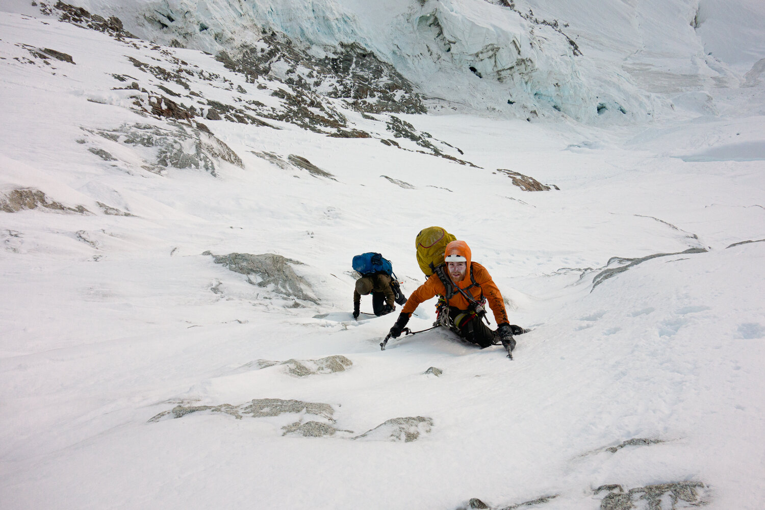 Маартен Ван Херен (Maarten Van Haeren), Итан Берман (Ethan Berman), Питер Хоанг (Peter Hoang) и Алик Берг (Alik Berg) провели шесть недель на леднике под одними из самых известных больших альпийских стен Канады. 